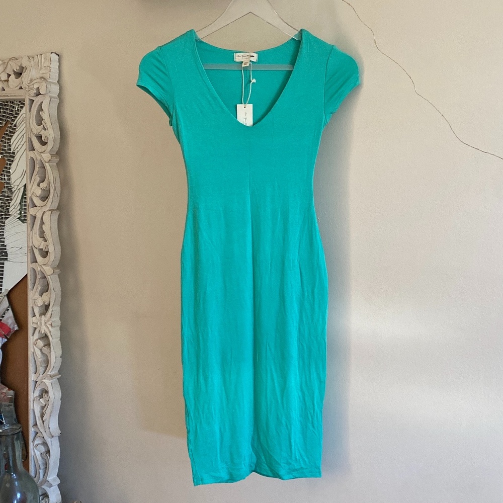 🪞 NWT v neck cap sleeve midi stretch dress